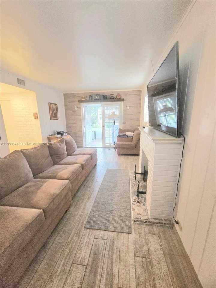 1990 Ne 183rd St - Photo 6 of 31