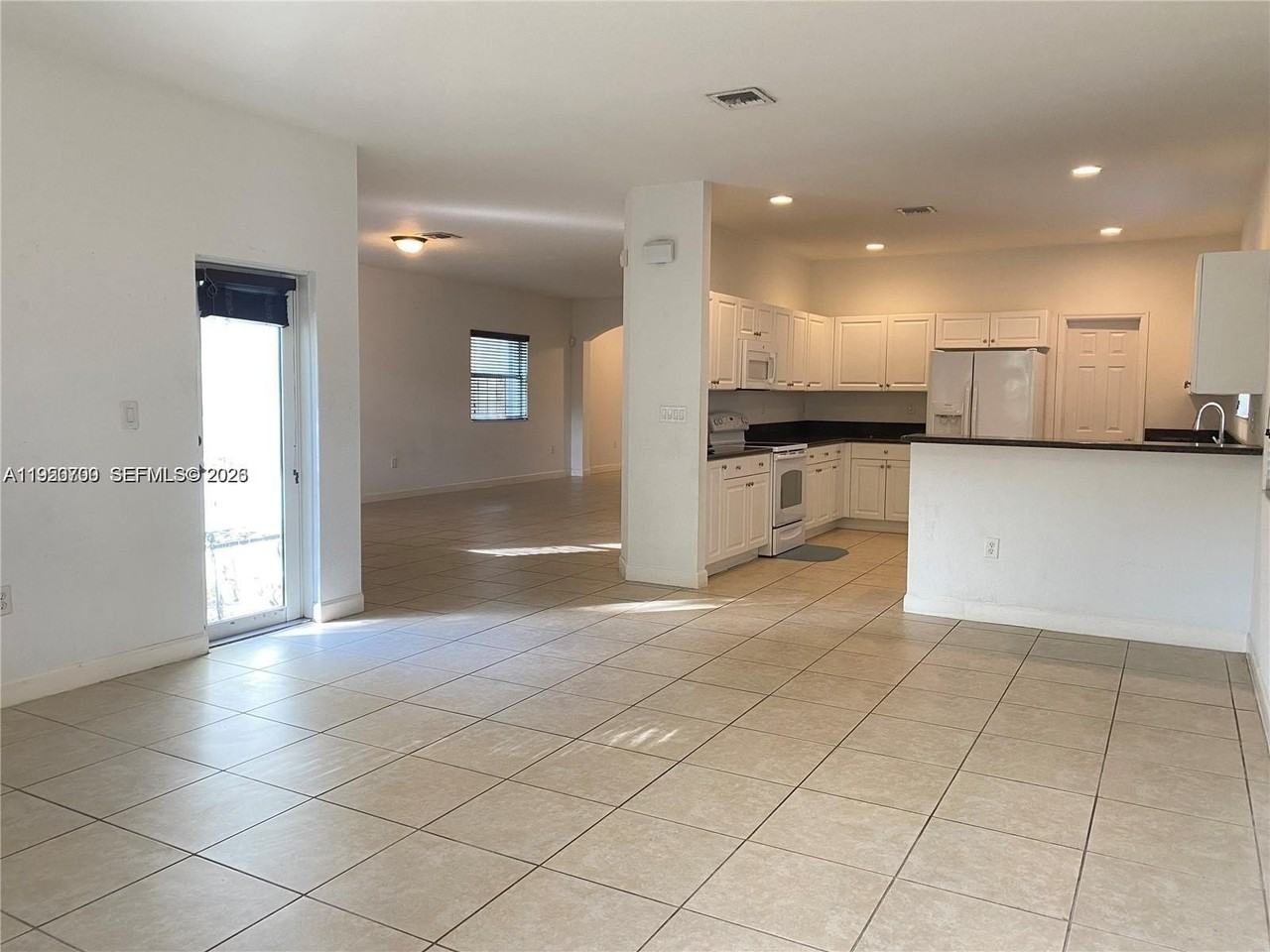 3616 Ne 3rd Ct - Photo 4 of 8