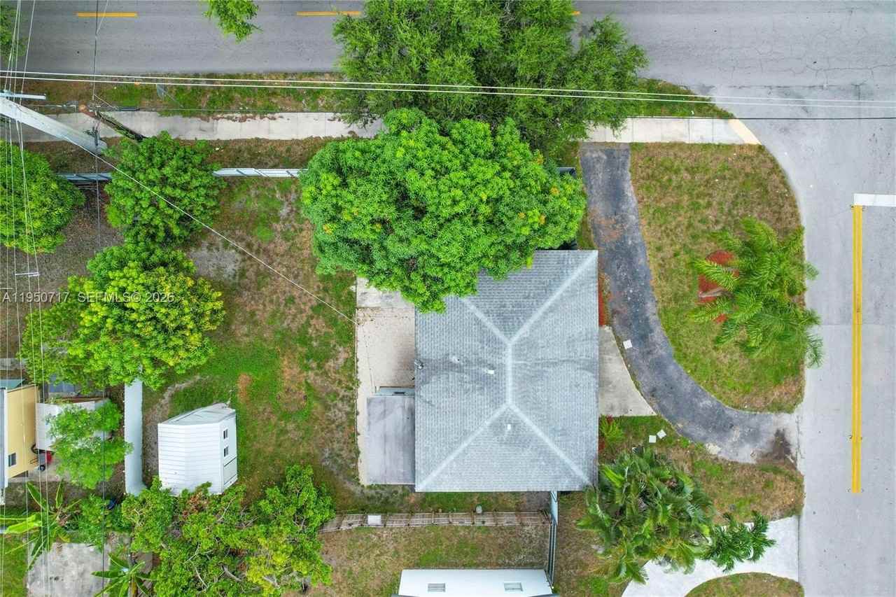 6401 Grant St - Photo 4 of 26