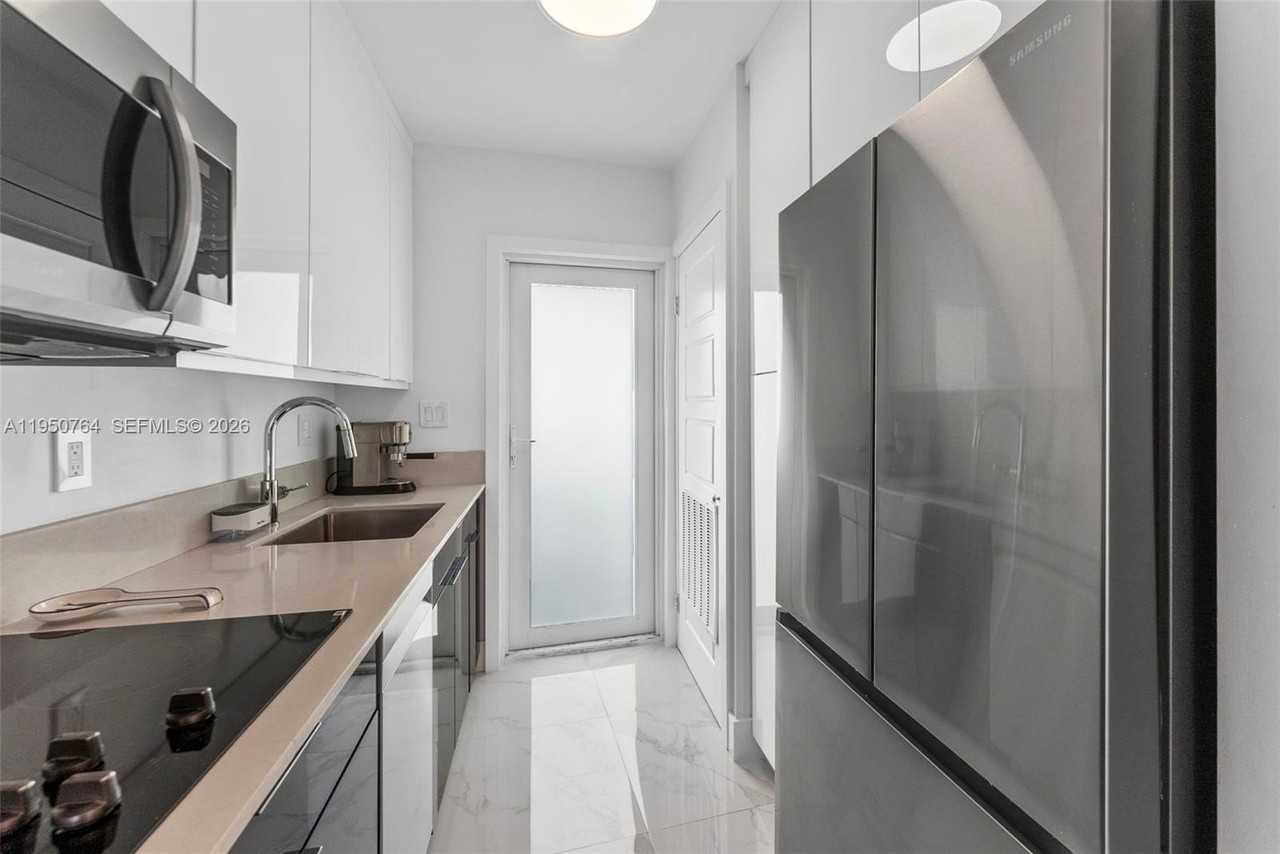 3250 Ne 28th St #403 - Photo 3 of 25