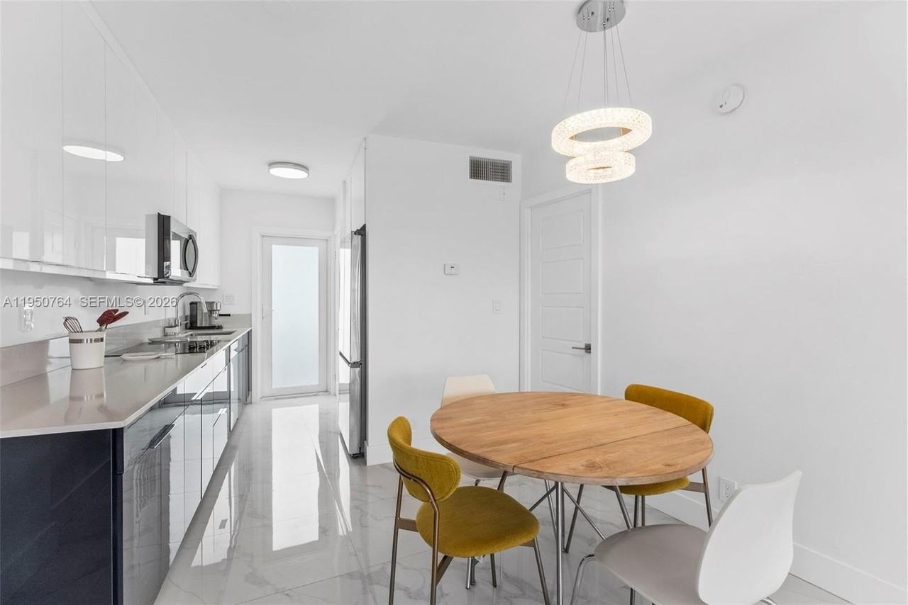 3250 Ne 28th St #403 - Photo 7 of 25