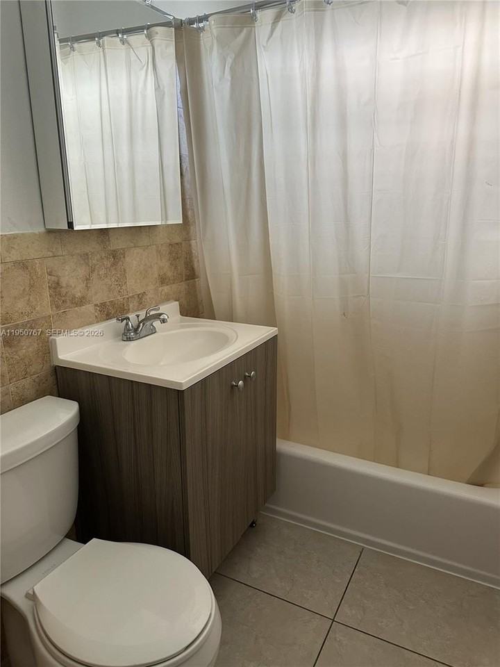 1585 Ne 125th St #8 - Photo 7 of 9