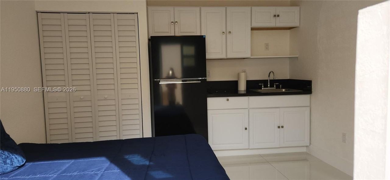 17930 Sw 136th Ave #B - Photo 3 of 4