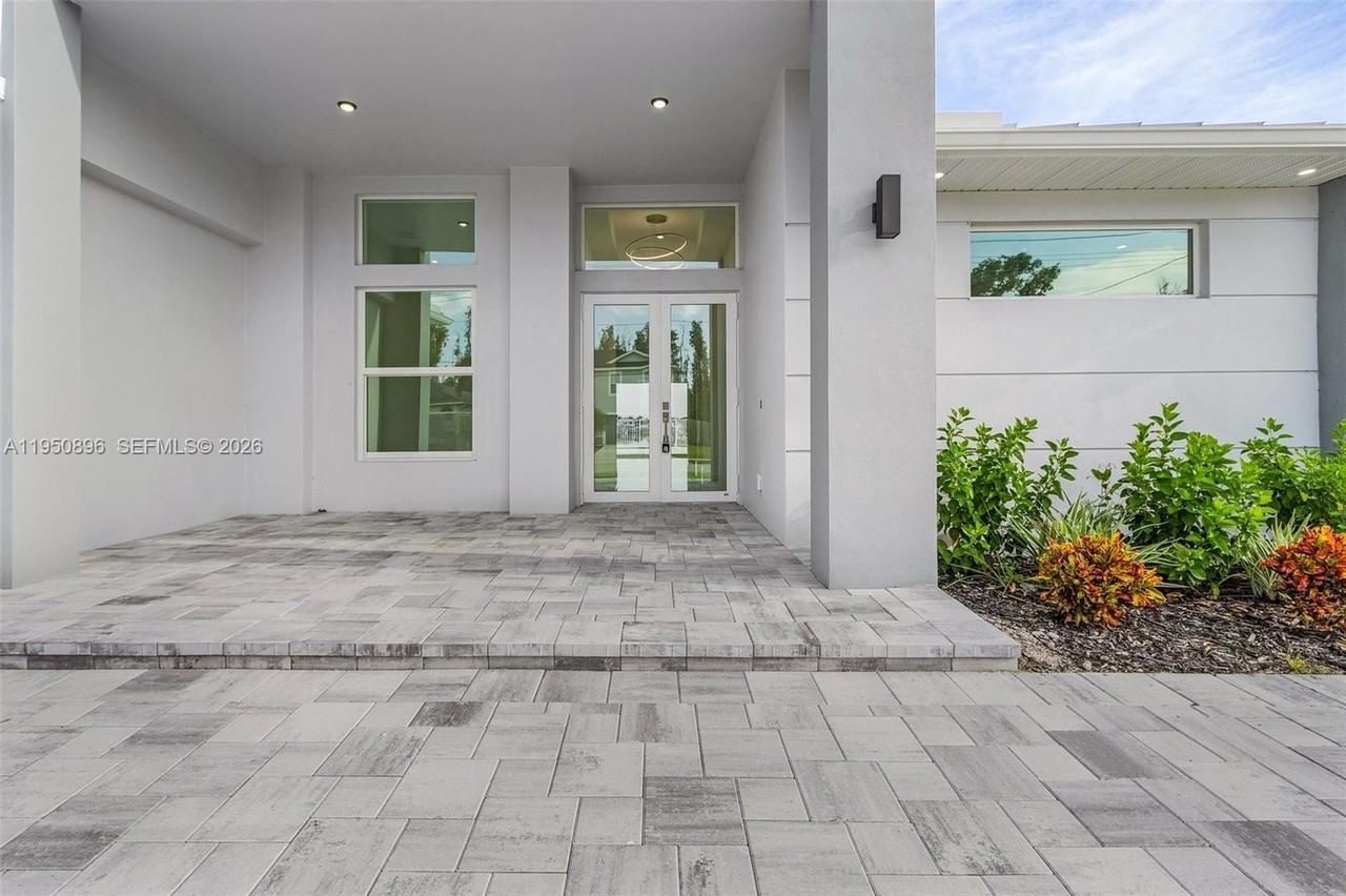 2207 Sw 32nd St - Photo 4 of 34