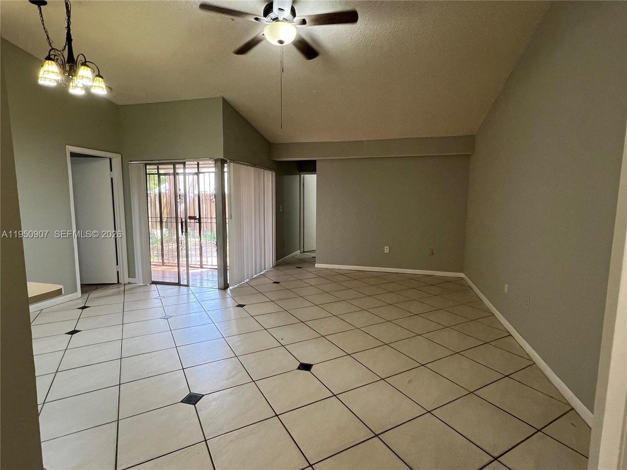 809 Ne 214th Ln #2 - Photo 5 of 19