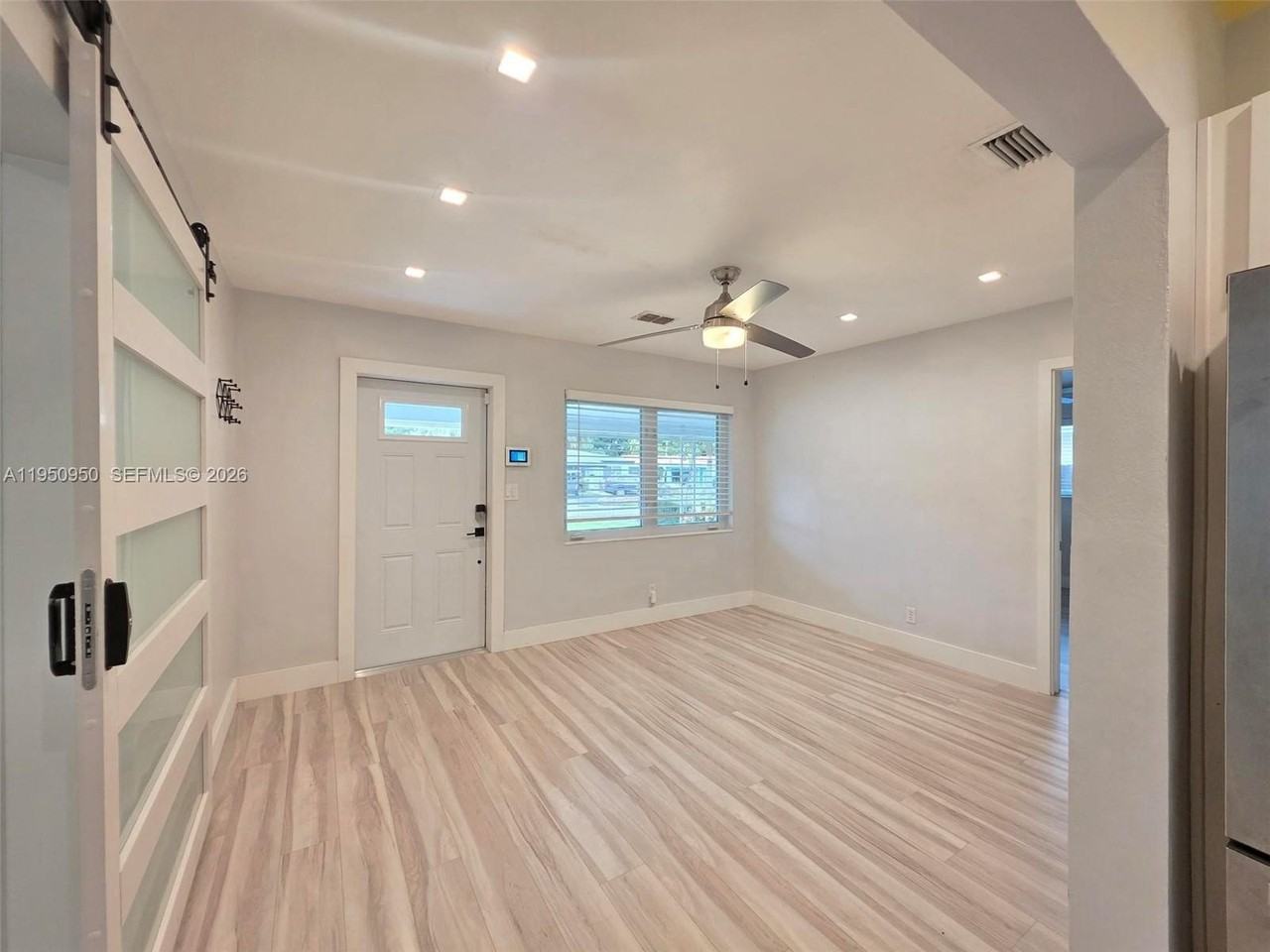 250 Ne 42nd St - Photo 3 of 23