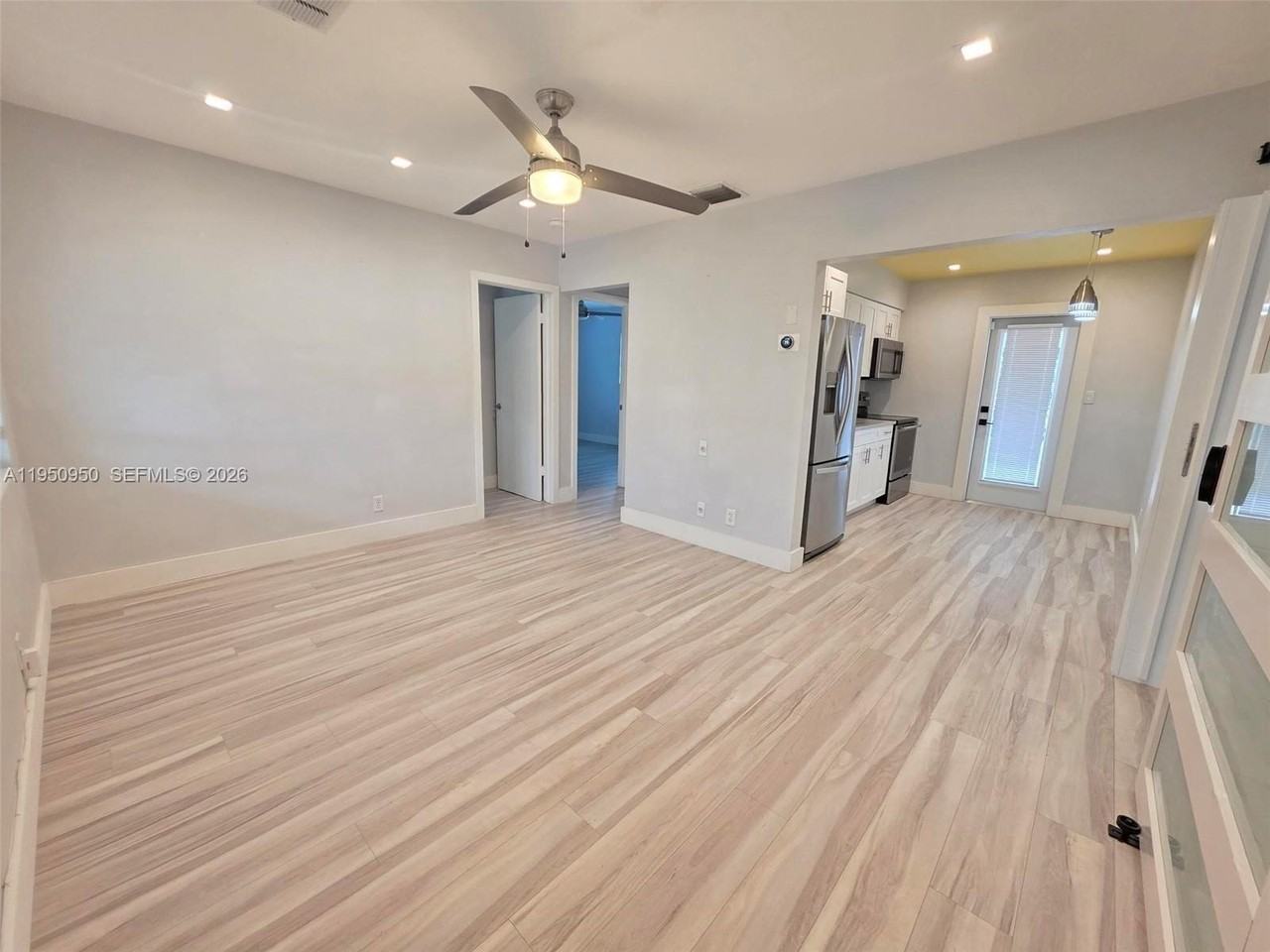 250 Ne 42nd St - Photo 4 of 23