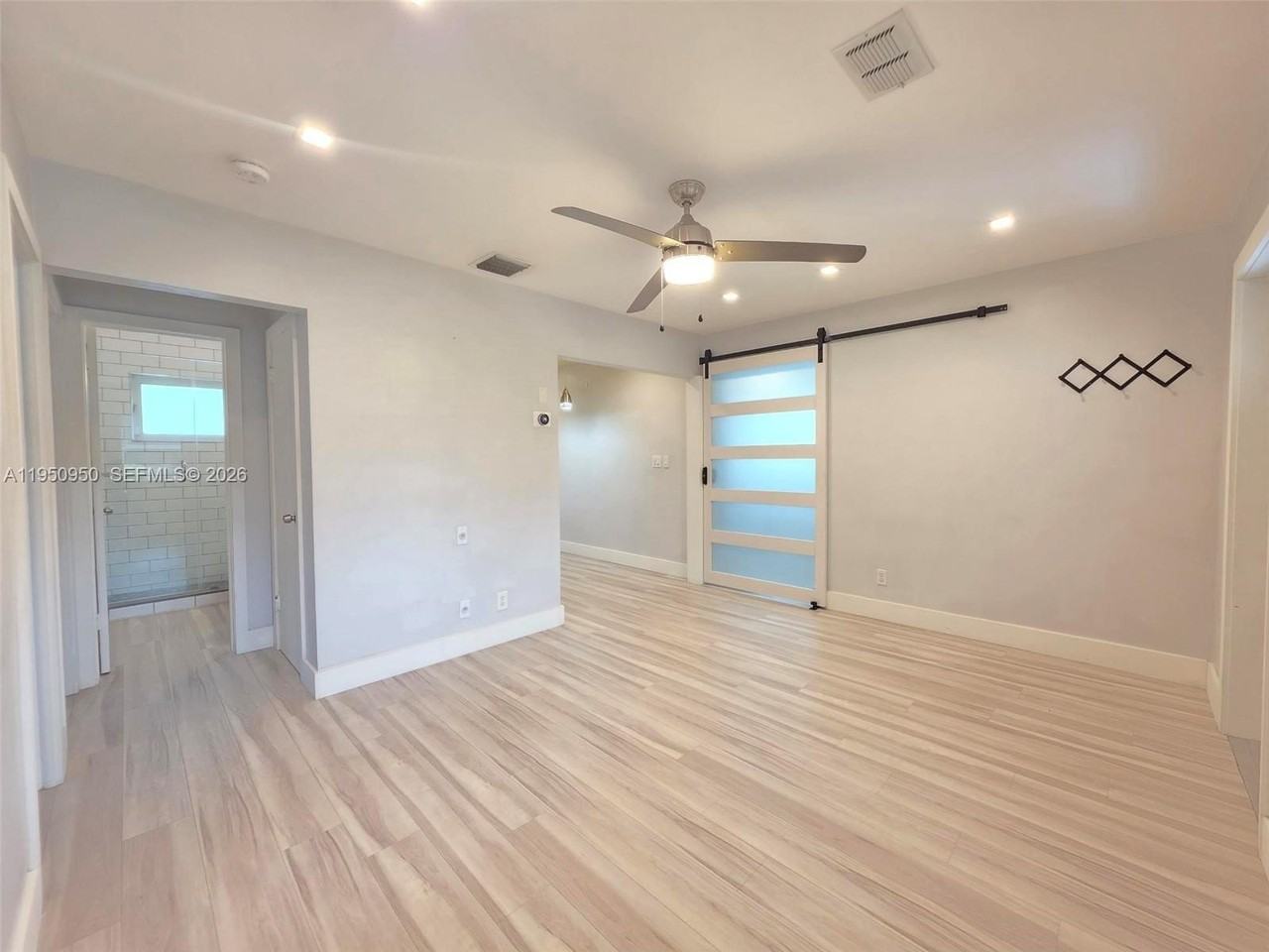 250 Ne 42nd St - Photo 5 of 23