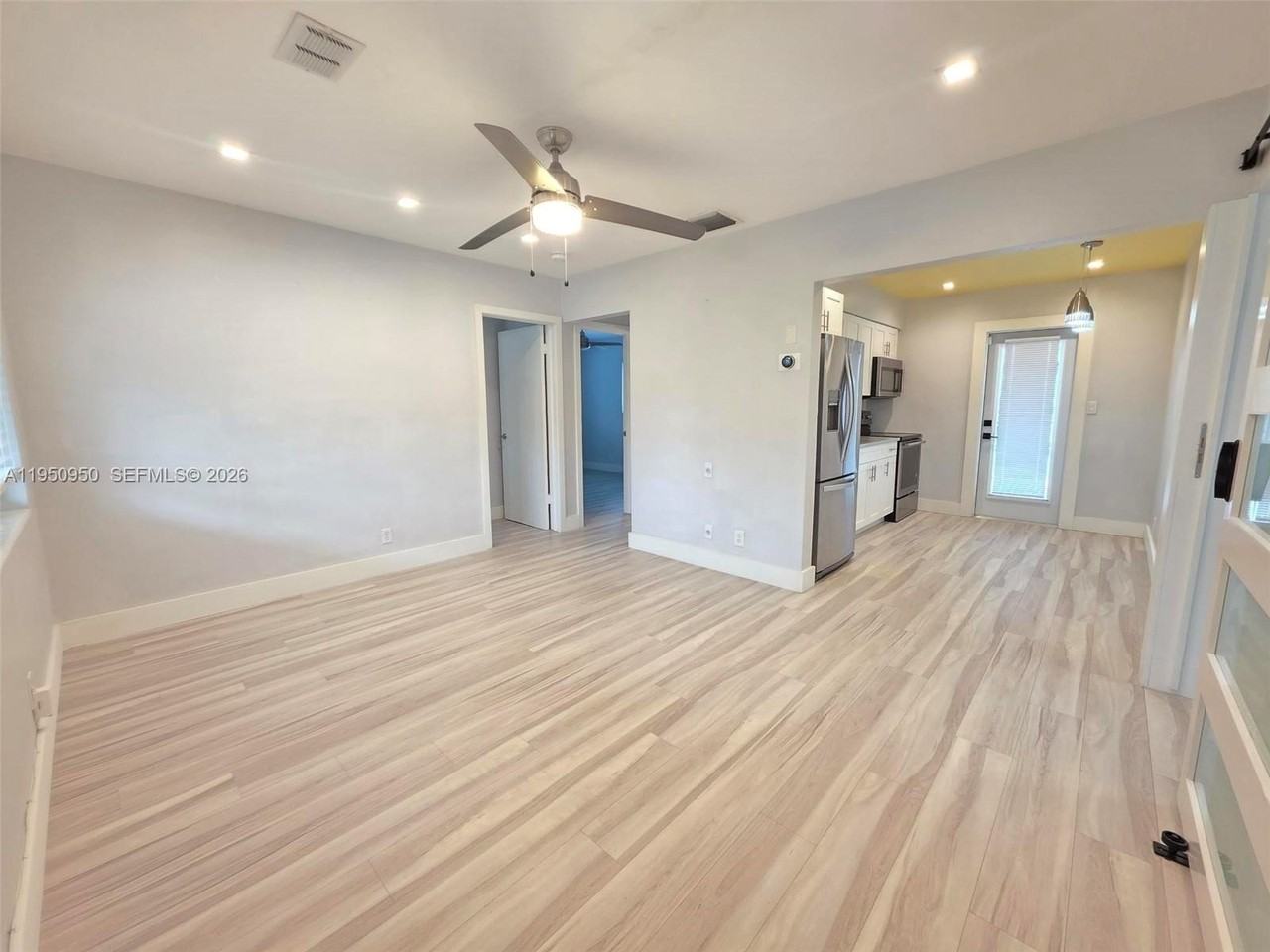 250 Ne 42nd St - Photo 6 of 23