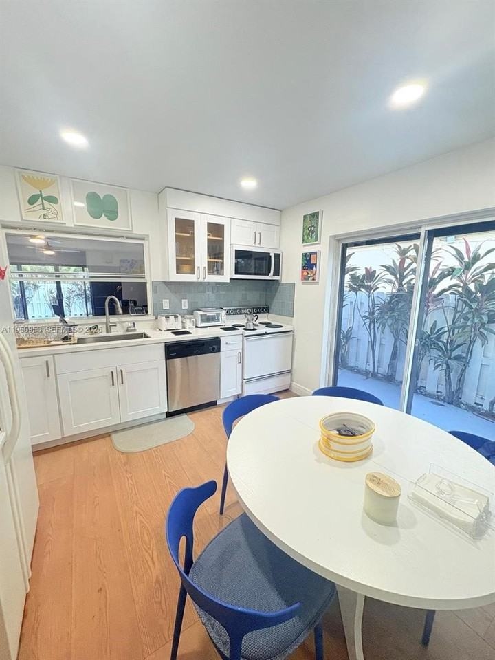 927 Nw 106th Avenue Cir - Photo 5 of 19