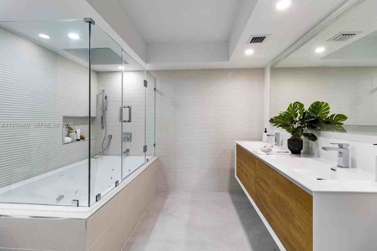 1000 Ne Quayside Ter #1205 - Photo 7 of 21