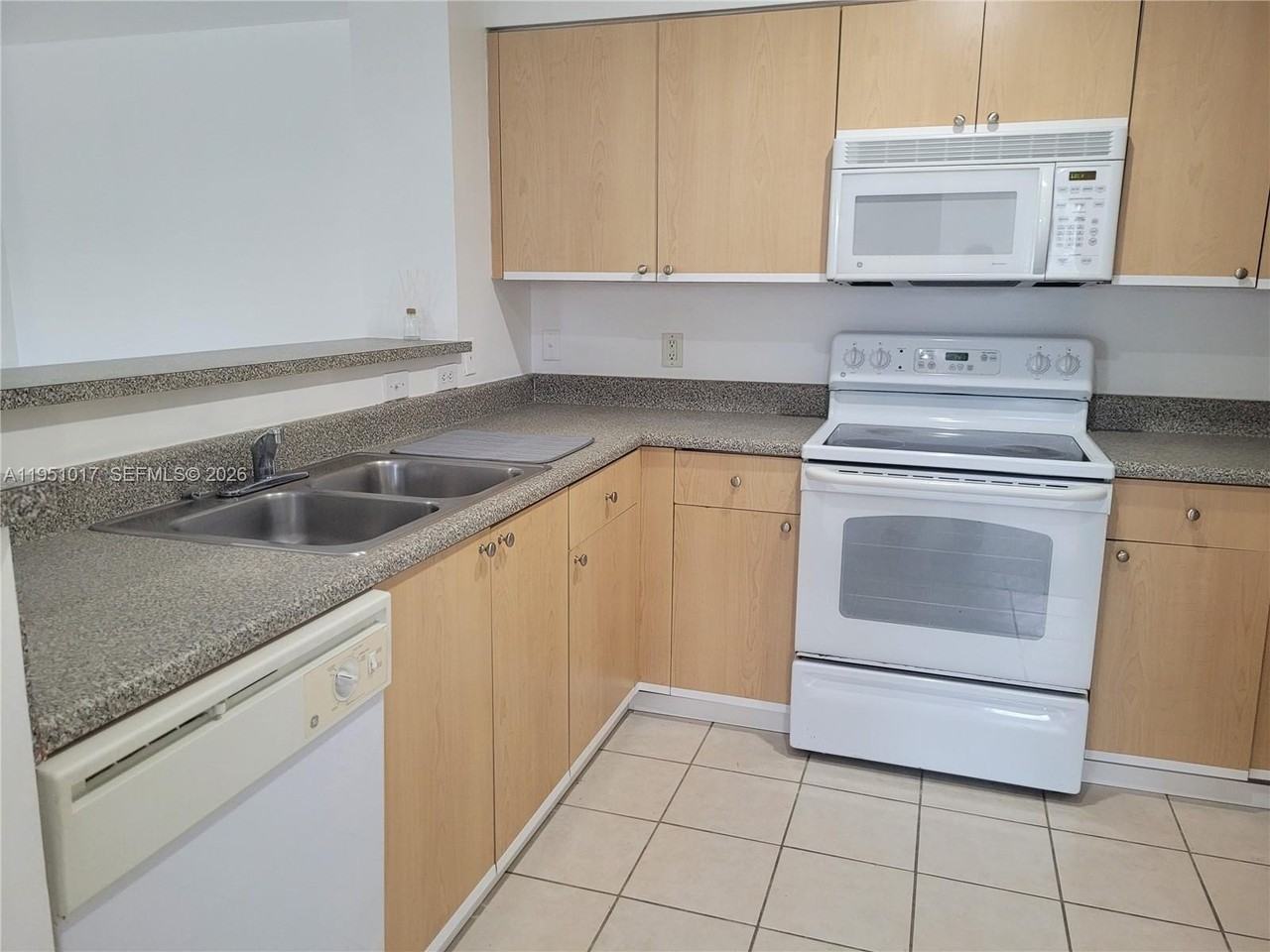 7910 N Nob Hill Rd #105 - Photo 5 of 15