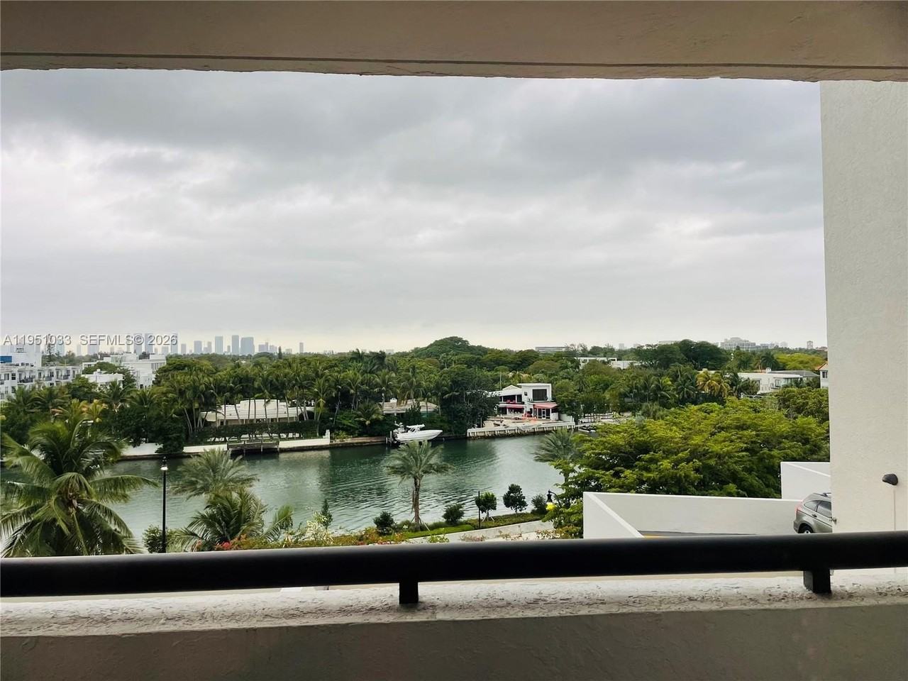 2555 Collins Ave #704