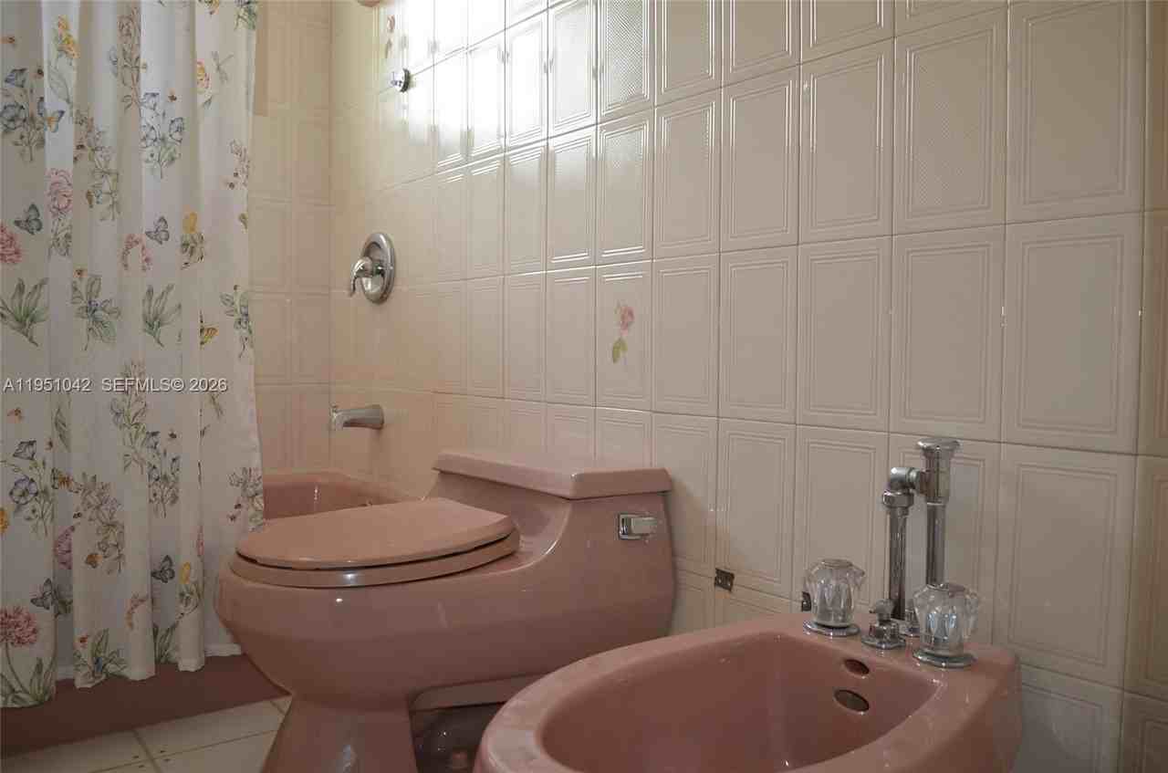 1231 Sw 15th St #0 - Photo 4 of 14