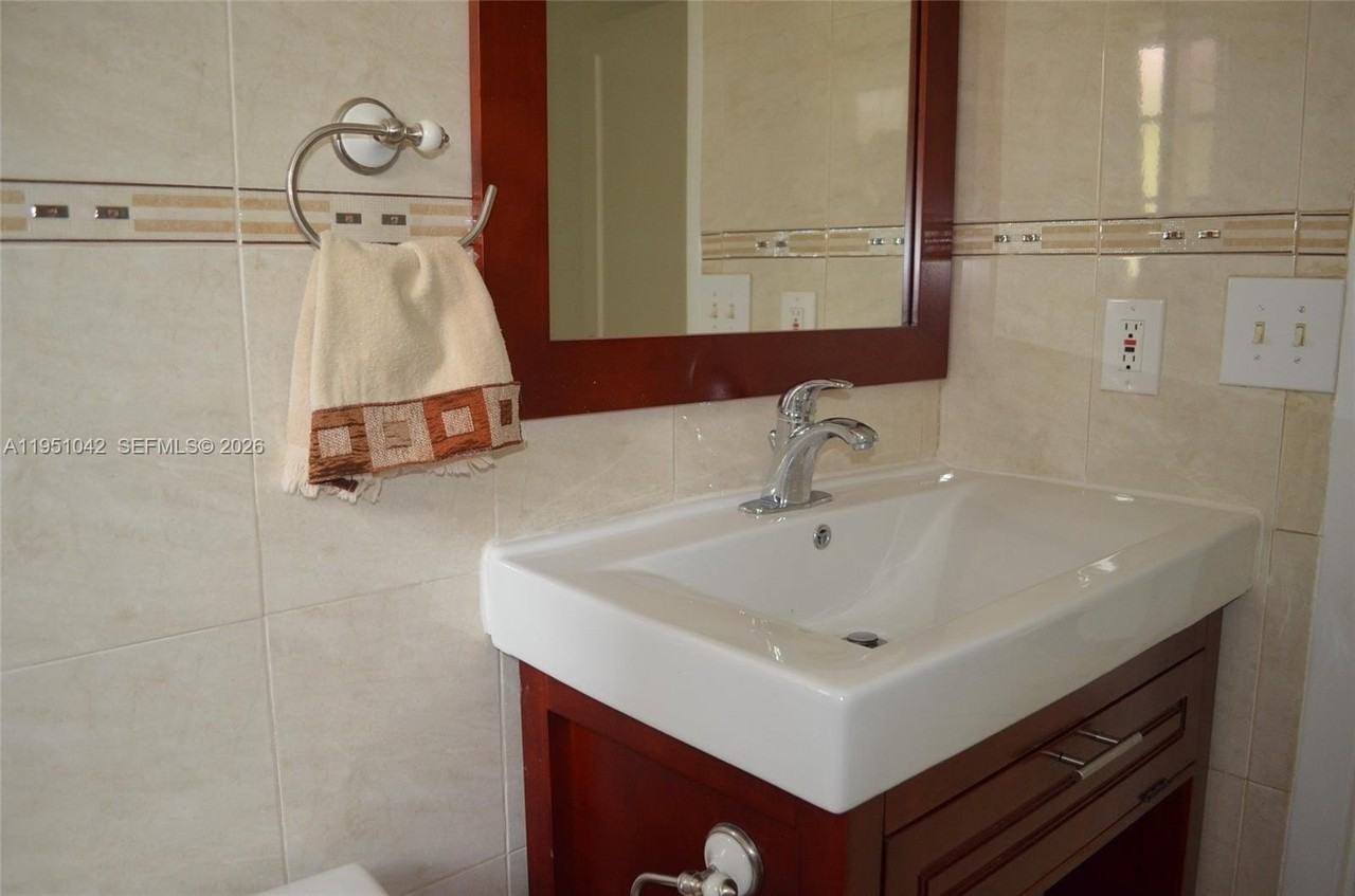 1231 Sw 15th St #0 - Photo 7 of 14