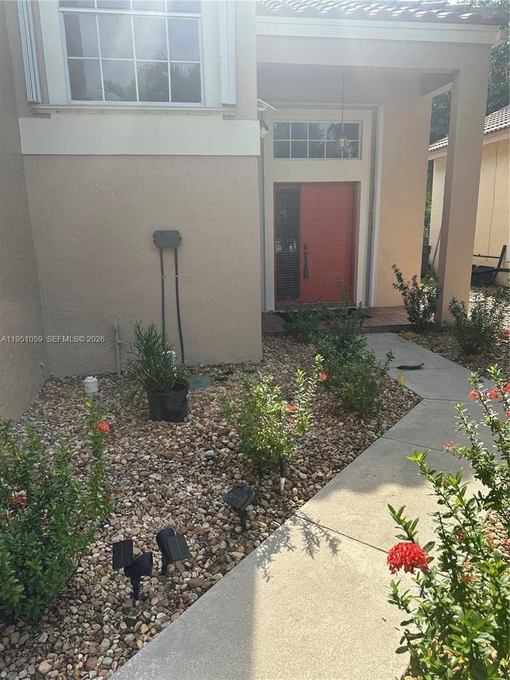 1110 Nw 108th Ave - Photo 4 of 43