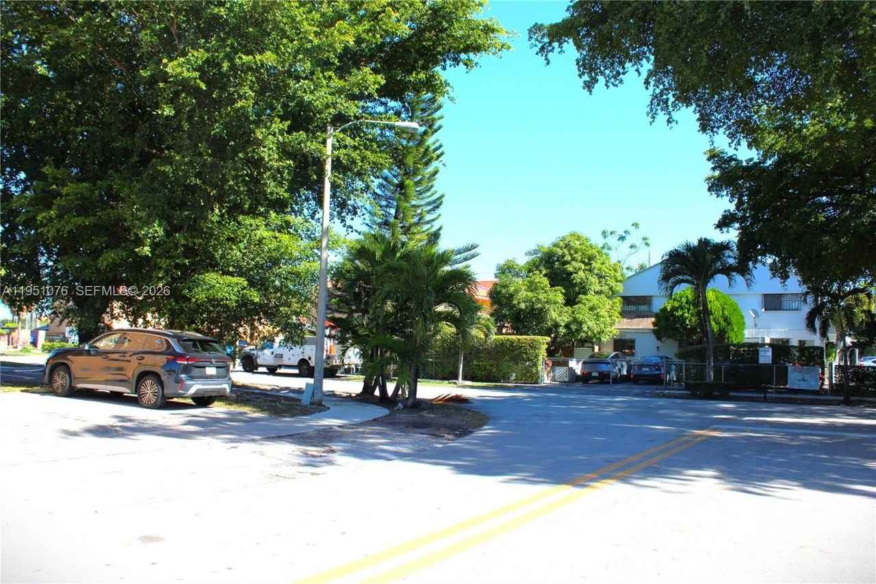 2260 W 55th St #3 - Photo 3 of 22