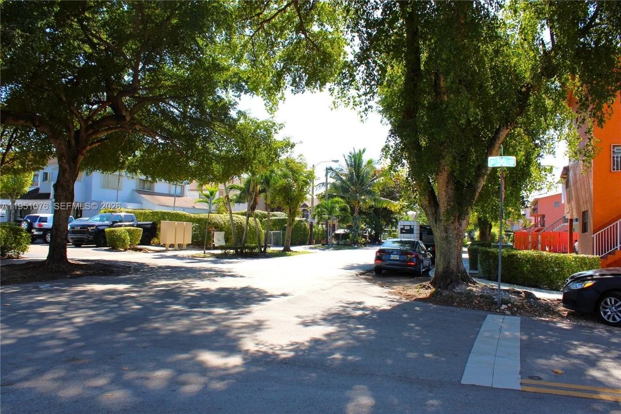 2260 W 55th St #3 - Photo 5 of 22