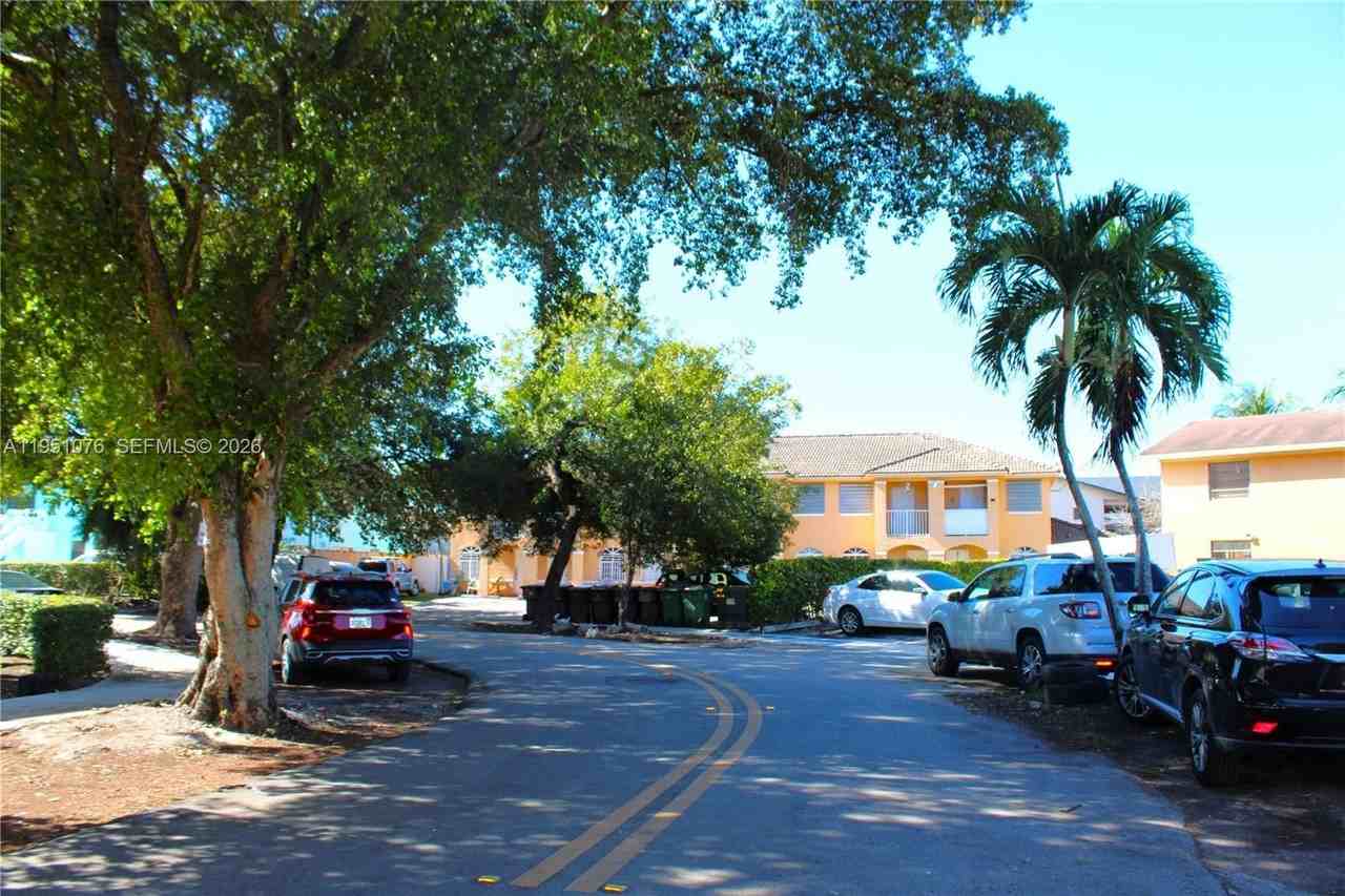 2260 W 55th St #3 - Photo 7 of 22