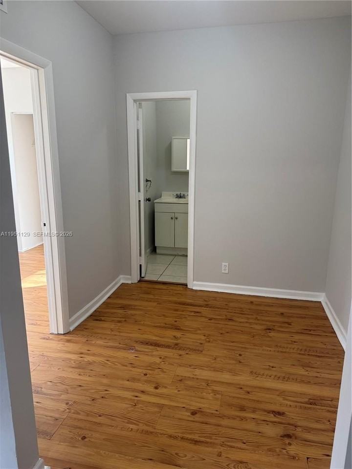 576 Ne 63rd St #8 - Photo 5 of 10