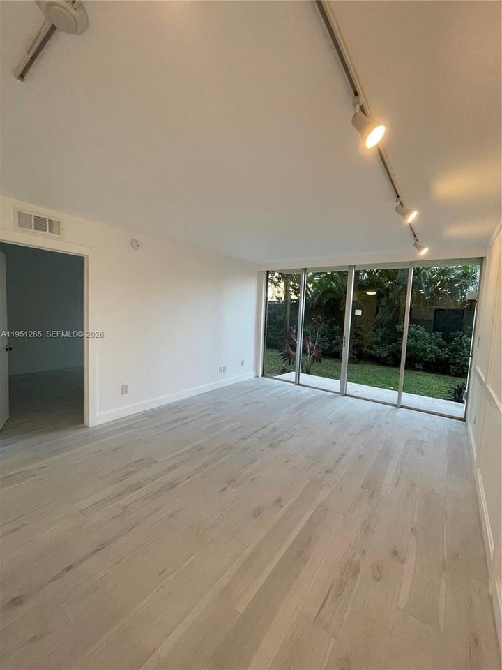 2160 Sw 16th Ave #115 - Photo 3 of 31