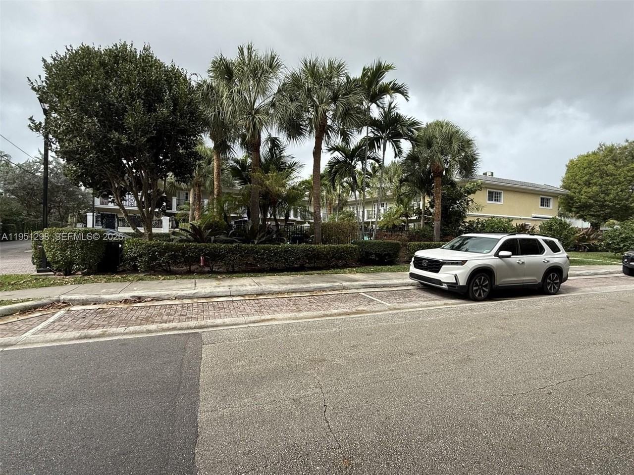 1000 Palm Trl #6 - Photo 3 of 13