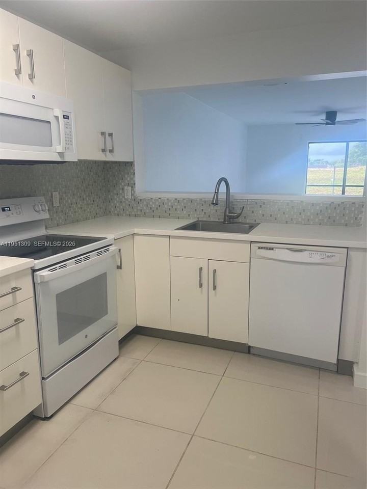 842 Ne 209th St #105-37 - Photo 3 of 16