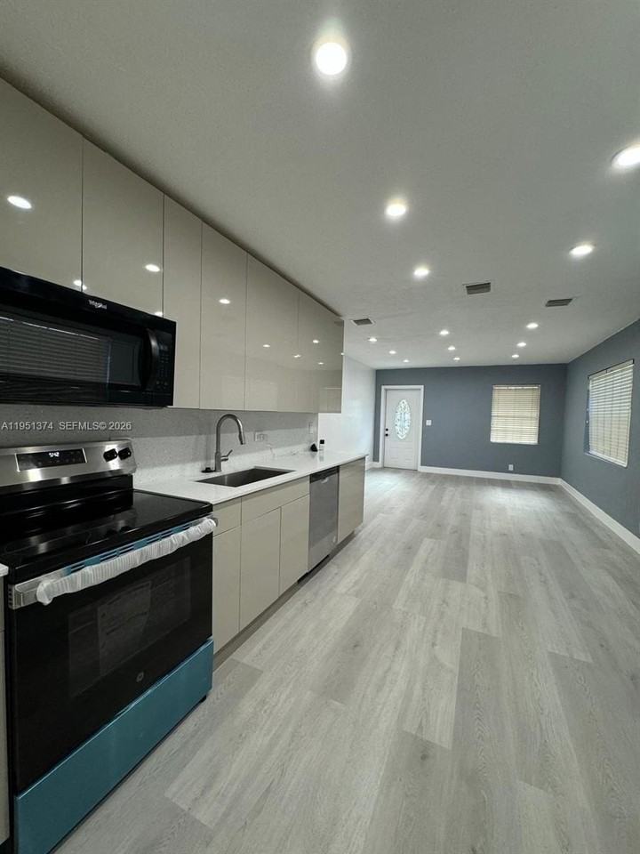 635 N 28th Ave - Photo 2 of 11