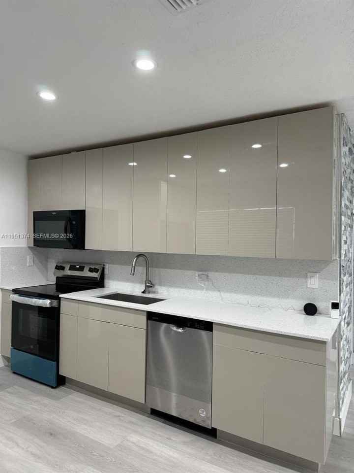 635 N 28th Ave - Photo 3 of 11