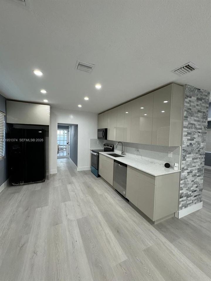 635 N 28th Ave - Photo 4 of 11