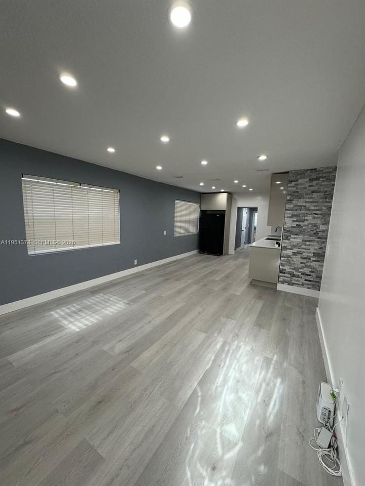 635 N 28th Ave - Photo 5 of 11