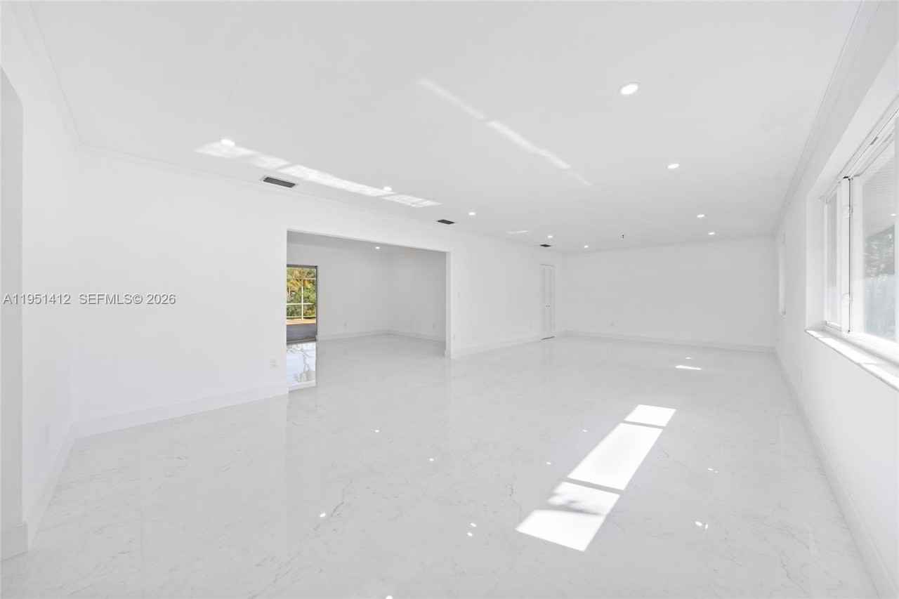 7021 Sw 107th St - Photo 5 of 30