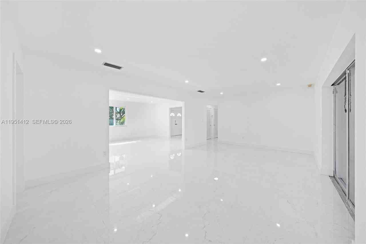 7021 Sw 107th St - Photo 7 of 30