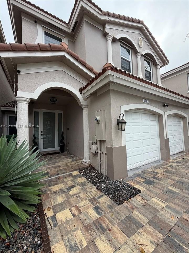 8415 Nw 108th Pl - Photo 2 of 18