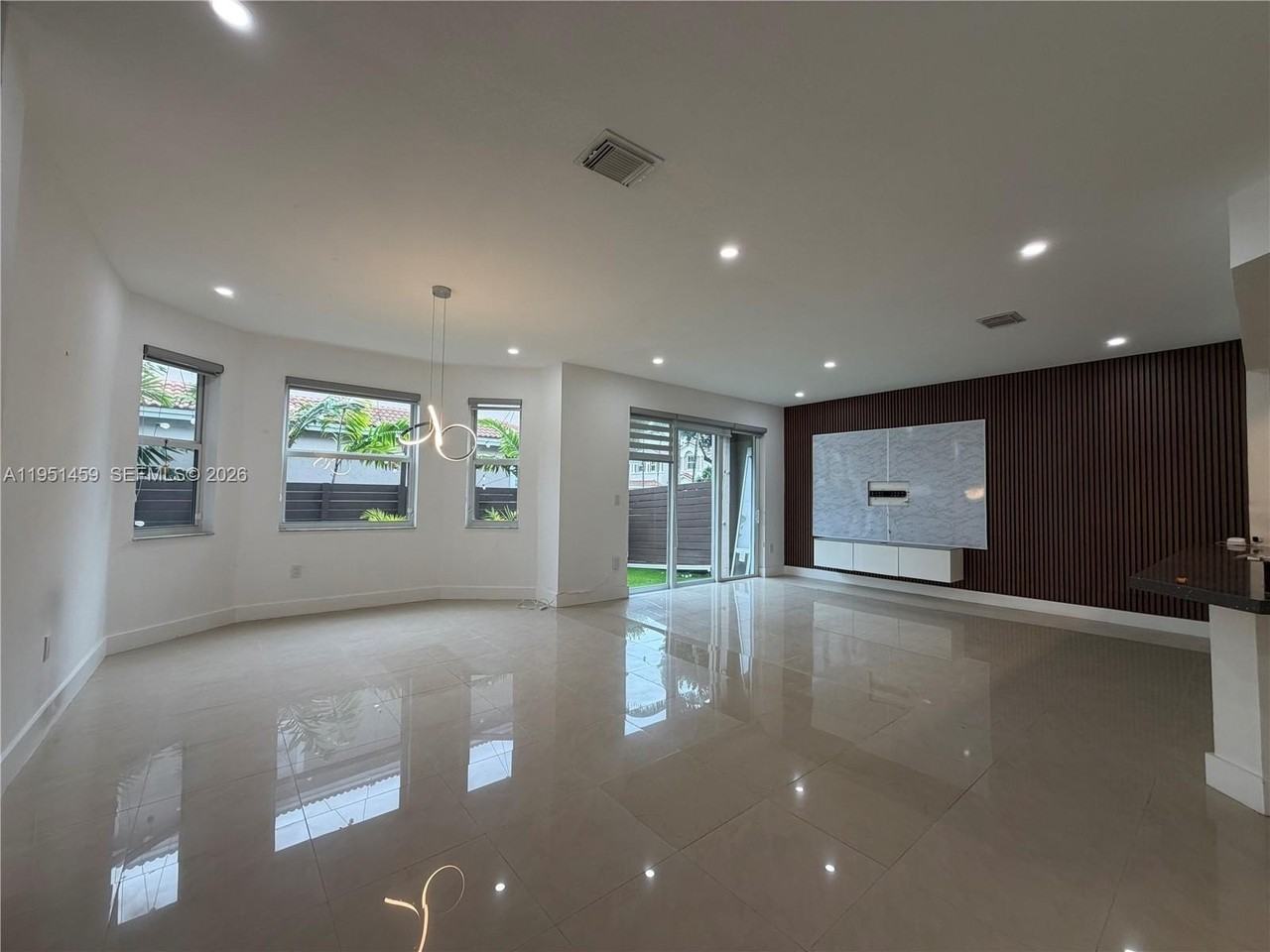 8415 Nw 108th Pl - Photo 3 of 18