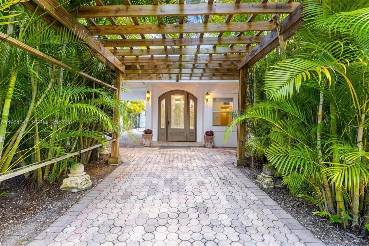 8030 Sw 120th St - Photo 2 of 17