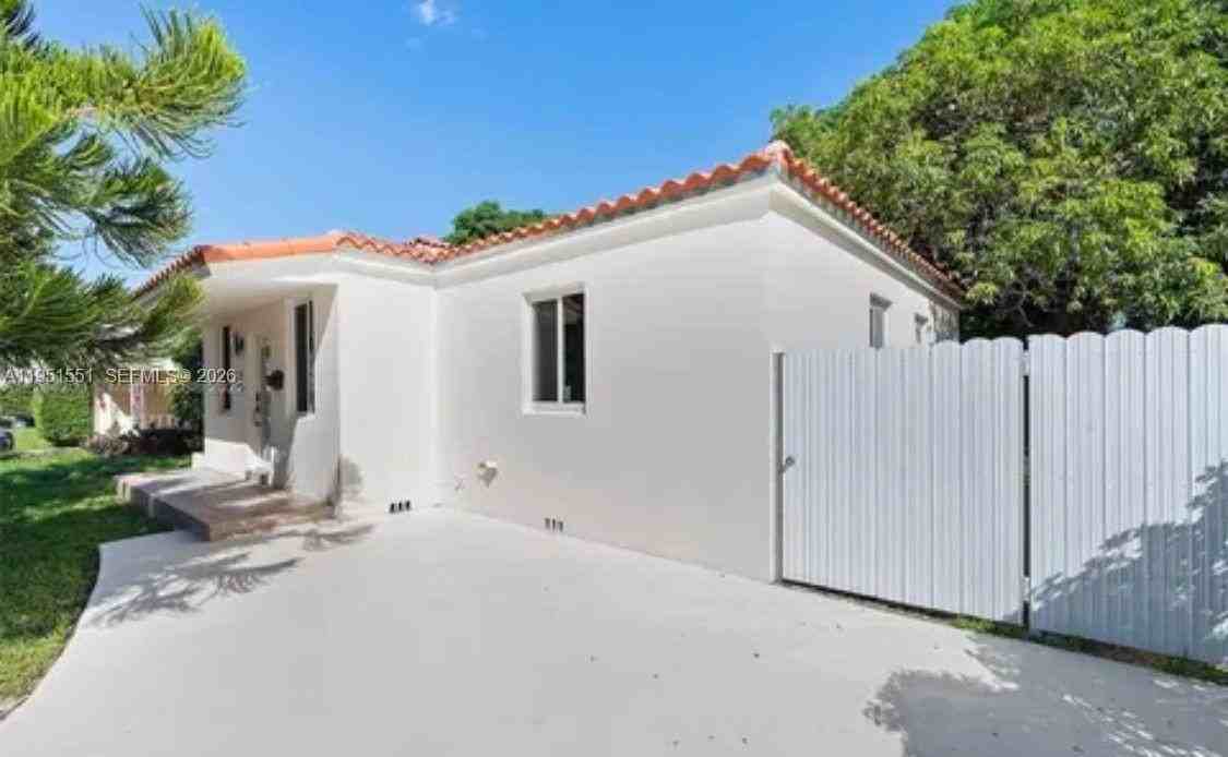 15 Oviedo Ave - Photo 2 of 10