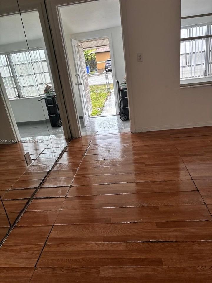 1815 Nw 53rd St - Photo 4 of 9