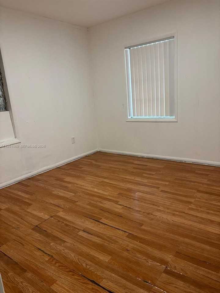 1815 Nw 53rd St - Photo 5 of 9