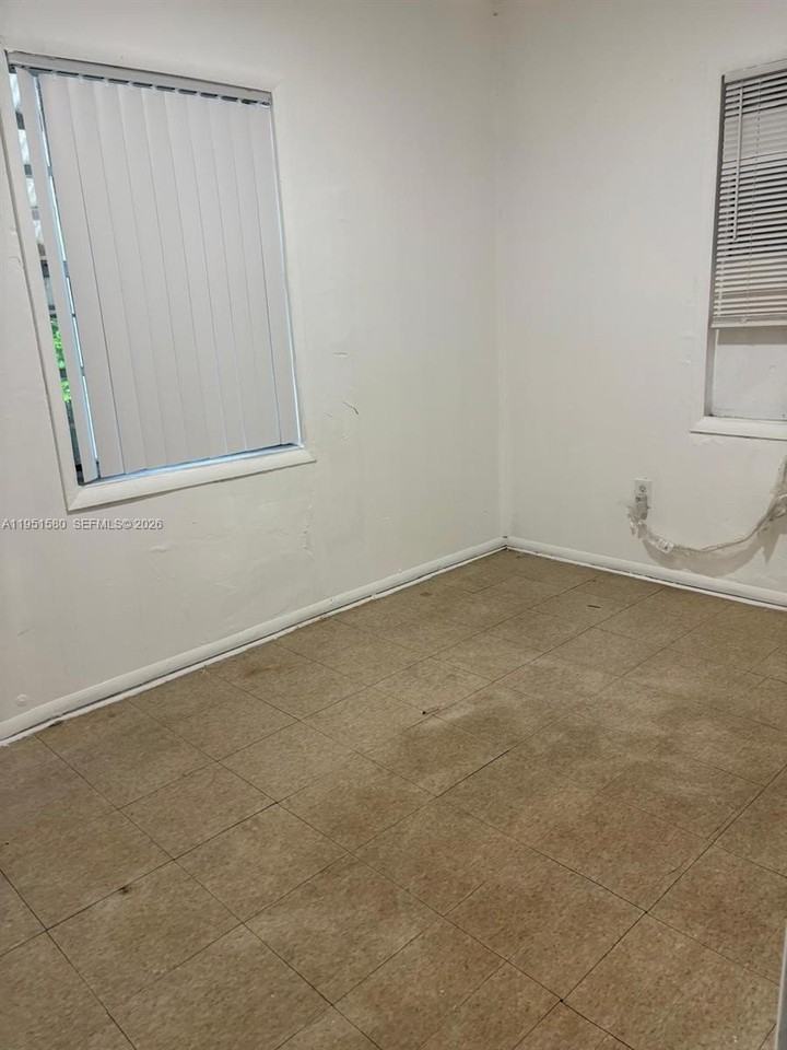 1815 Nw 53rd St - Photo 6 of 9