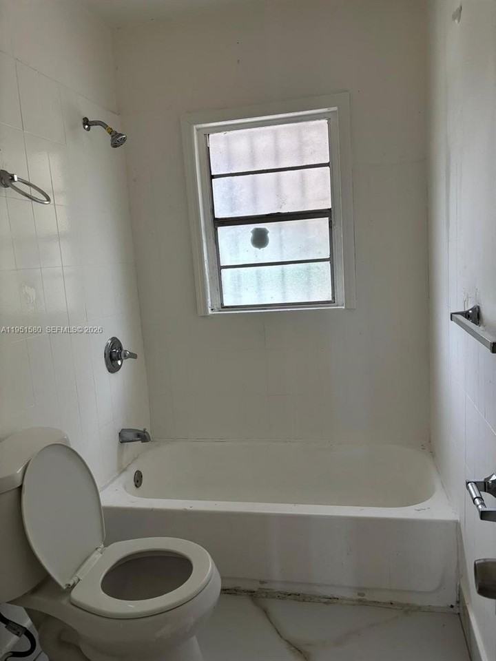 1815 Nw 53rd St - Photo 7 of 9