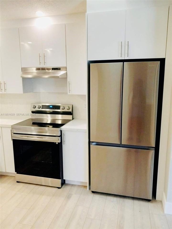 1439 Captains Walk #20D - Photo 4 of 15