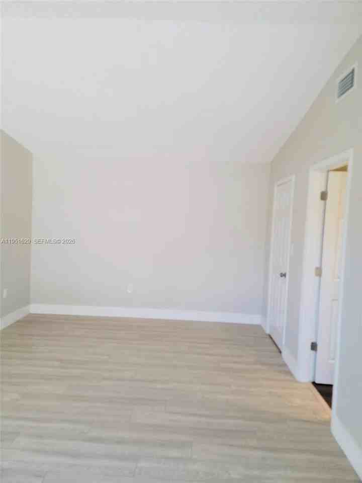 1439 Captains Walk #20D - Photo 5 of 15