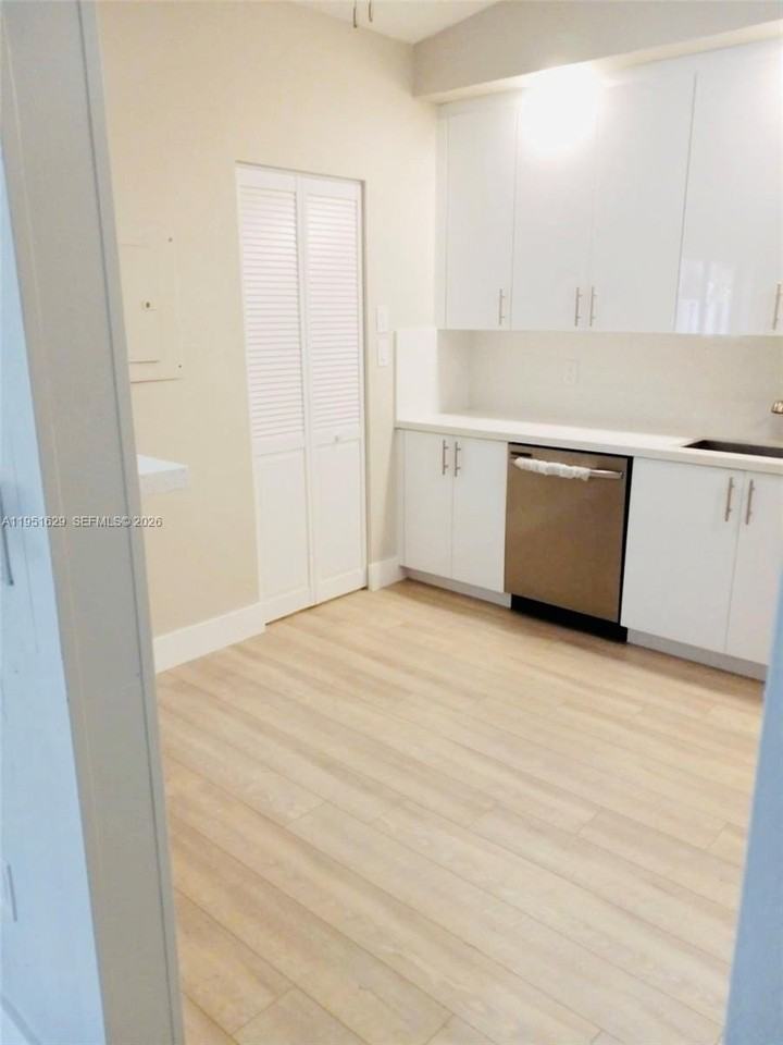 1439 Captains Walk #20D - Photo 6 of 15