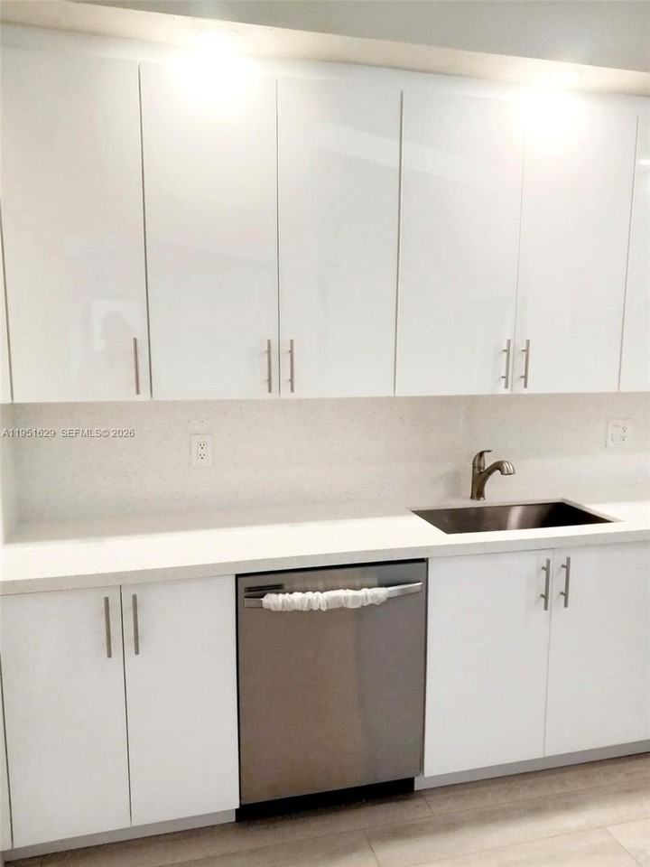 1439 Captains Walk #20D - Photo 7 of 15