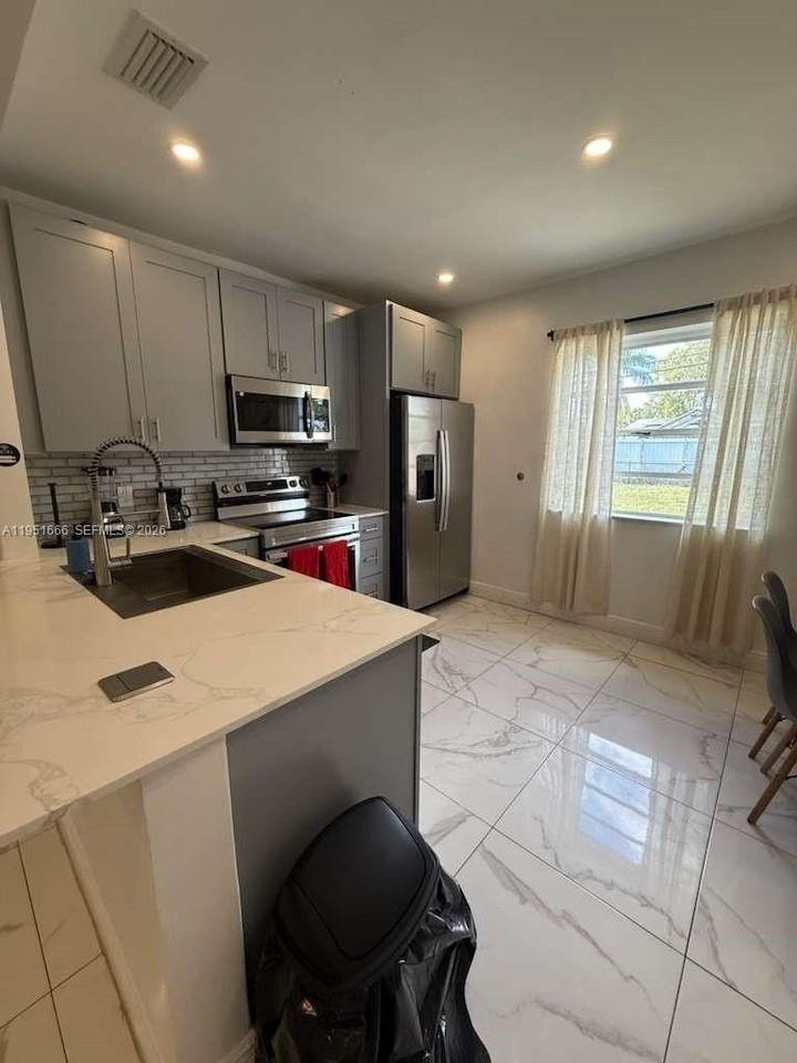 133 Sw 22nd Ter - Photo 4 of 4