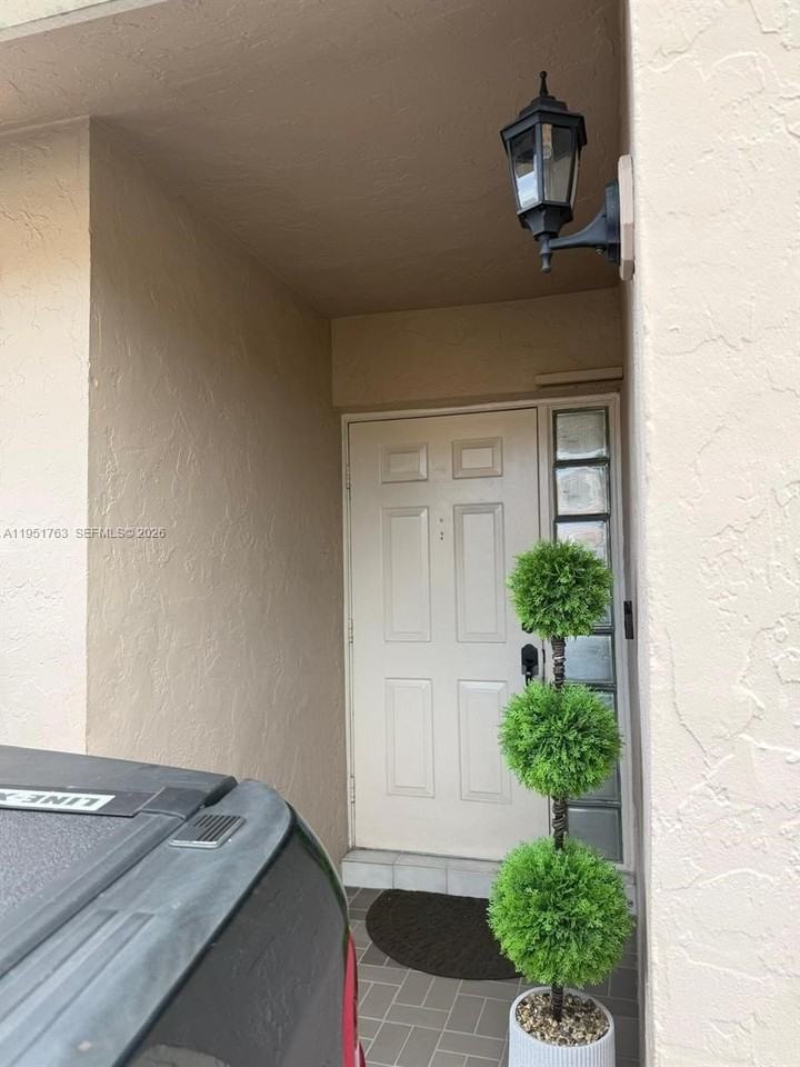 1041 Sw 111th Ave - Photo 3 of 31