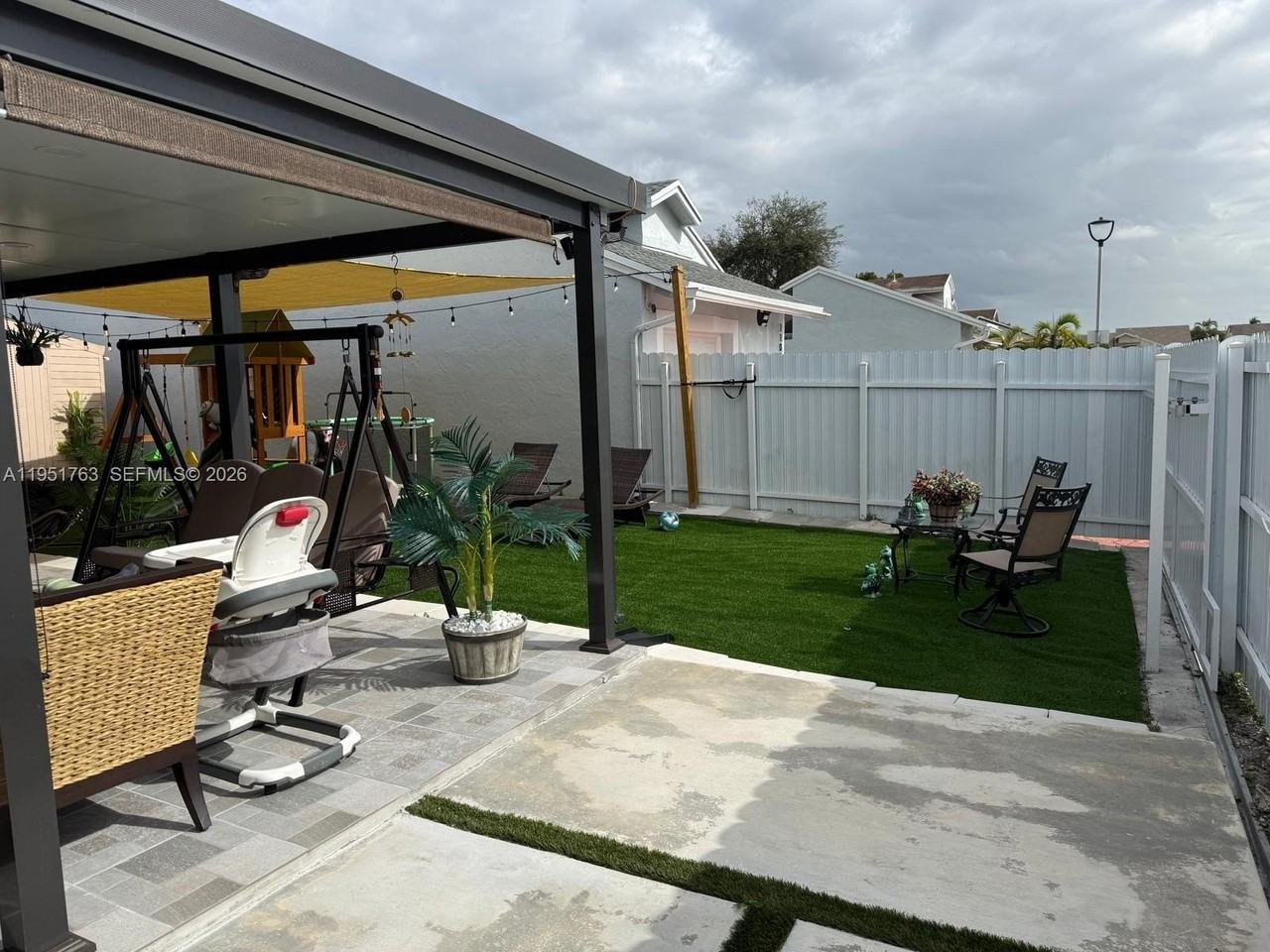 1041 Sw 111th Ave - Photo 4 of 31