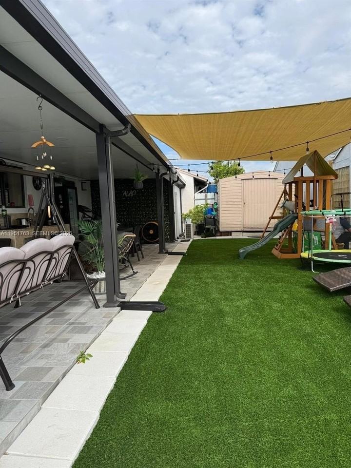 1041 Sw 111th Ave - Photo 5 of 31