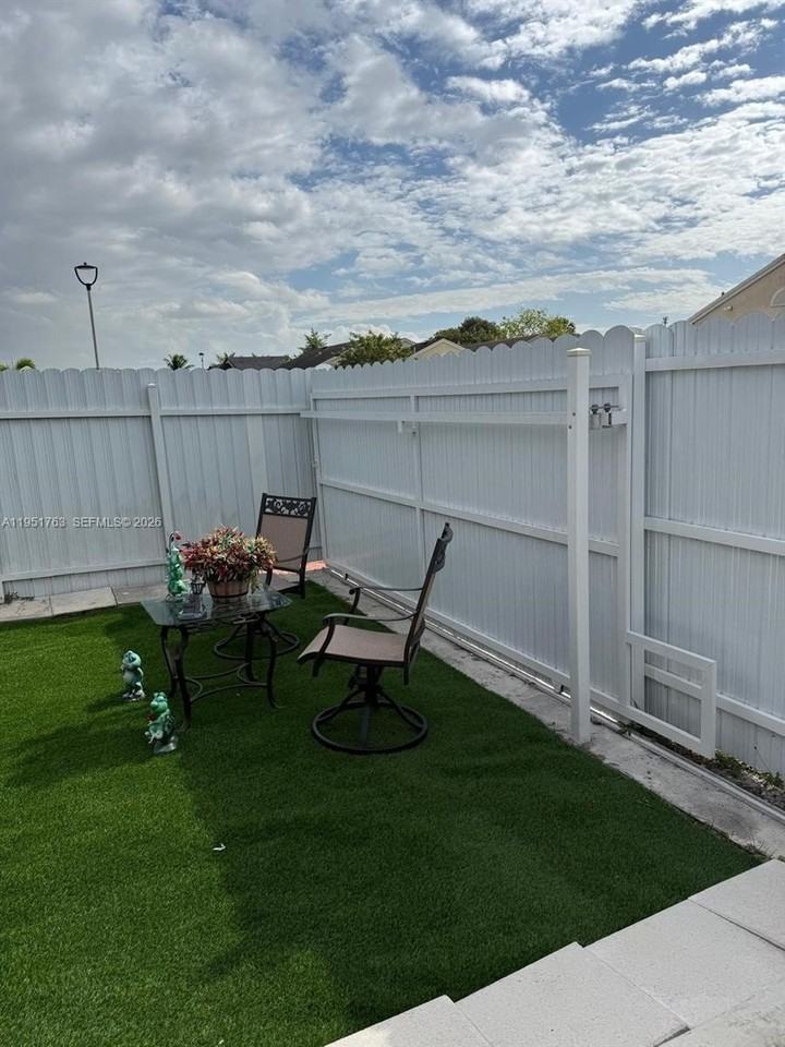 1041 Sw 111th Ave - Photo 6 of 31